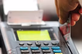E-payments for online orders accounted for a mere 19 per cent of transactions using the 72 million ATM cards in circulation in the country. (Photo: VNS)