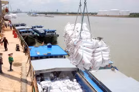 Rice sacks are loaded onto ships for shipment (Photo: VNA)