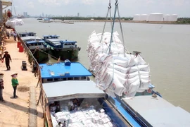 Rice sacks are loaded onto ships for shipment (Photo: VNA)