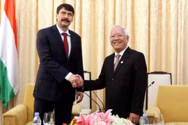 Chairman Le Hoang Quan (R) and visiting Hungarian President Ader Janos (Photo: VNA)
