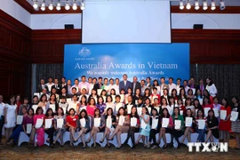 The ceremony to present scholarship took place in Hanoi on November 28 (Photo: VNA)