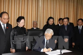 Party General Secretary Nguyen Phu Trong writes in the funeral book (Photo: VNA)