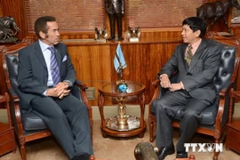 Ambassador Le Huy Hoang and Botswana President Seretse Khama Ian Khama (Source: VNA)