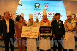 Chefs from Caravelle Hotel in Ho Chi Minh City won the first prize at the Golden Spoon Contest 2014 (Photo; VNA)