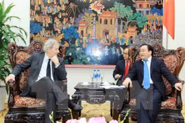 Deputy PM Hoang Trung Hai received Mayor Eberhard Van de Laan of the Netherlands’ Amsterdam city. (Source: VNA)