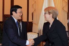 President Truong Tan Sang (L) bides farewell to Rose Ieremia on Nov. 13 (Photo: VNA)