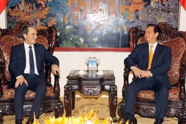 Prime Minister Nguyen Tan Dung welcomes Prime Minister Plamen Vasilev Oresharski. (Photo: VNA)