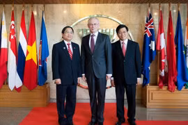 Ambassador Vu Dang Dung (L), head of Vietnam's permanent delegation at ASEAN, and President Herman Van Rompuy (centre) pose for a photo in Jakarta (Photo: VNA)