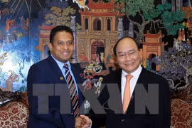 Deputy PM Nguyen Xuan Phuc received Deputy Speaker of the Sri Lankan Parliament. (Photo: VNA)