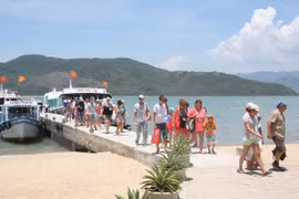Visitors to Nha Phu Bay in Nha Trang city (Photo: VNA)