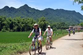International tourists taking an eco-tour in Hanoi (Photo:VNA)