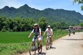 International tourists taking an eco-tour in Hanoi (Photo:VNA)