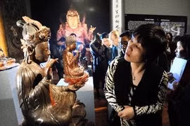 Viewers at the Exhibition of the history of Buddhism in Vietnam. Photo: VNA