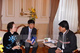 Bolivian President Evo Morales (R) and Vietnamese Vice President Nguyen Thi Doan meets on May 19 (Photo: VNA)