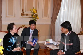 Bolivian President Evo Morales (R) and Vietnamese Vice President Nguyen Thi Doan meets on May 19 (Photo: VNA)