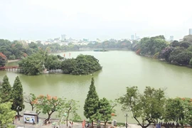 Experts agree on the need to preserve the present vista around Hoan Kiem Lake in Hanoi (Photo: VNA)
