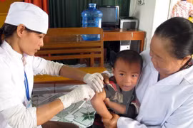 A child was given vaccine shot in Vietnam. (Photo: VNA)