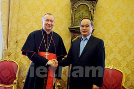 VFF President Nguyen Thien Nhan (R) and the Vatican’s Secretary of State Cardinal Pietro Parolin. (Photo: VNA)