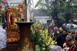 Pilgrims flock to Tran temple’s seal opening ceremony
