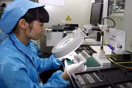 A worker checks products at Stronics Viet Nam in Bac Giang's Dinh Tram Industrial Zone (Photo: VNA/VNS)