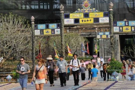 Visitors to the Hue Imperial Citadel (Photo: VNA)