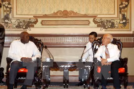 Chairman Le Hoang Quan (R) and Vice President of the Council of State of Cuba, Salvador Valdes Mesa. Photo: VNA