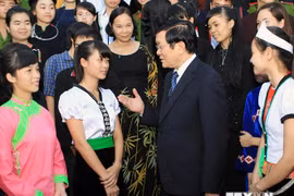 President Truong Tan Sang met with outstanding ethnic minority students (Photo: VNA)