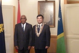 Vietnamese Ambassador Hoang Vinh Thanh (right) and Solomon Islands Governor-General Frank Kabui (Source: Vietnamese embassy in Australia)