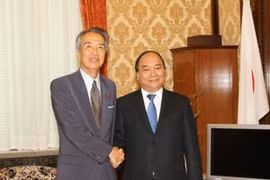 Deputy Prime Minister Nguyen Xuan Phuc (R) meets with Speaker of the House of Representatives of Japan Ibuki Bunmei. Photo: VNA