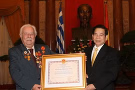 Greek citizen receives Vietnamese honour 