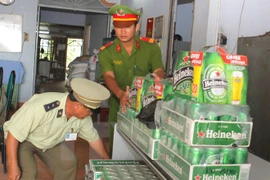 Officers at Moc Bai border gate in Tay Ninh province check smuggled goods (Photo: VNA)