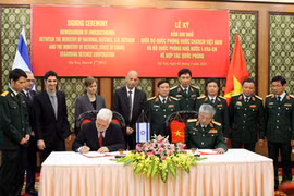Deputy Defence Minister Nguyen Chi Vinh and Director-General of the Israeli Ministry of Defence Dan Harel signed MoU. (Photo: Qdnd.vn)