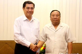 Phanduongchit Vongsa (R) and Son Phuoc Hoan (Source: VNA)