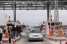 The MoT held a ceremony to commence trial operation of an electronic toll collection system (ETC) at the Km604+700 station on National Highway No1 in the central province of Quang Binh on March 13.(Photo:VNA)
