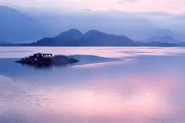 Sunset on Nui Coc Lake (Source: VNA)