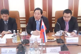 Ambassador Nguyen Thanh Son (centre) reiterated the Vietnamese Party and State’s consistent policy to intensify relations with Russia at working sessions on March 12 (Photo: VNA)