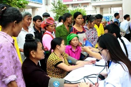 Medical workers provide free check-ups to ethnic people in Muong Nhe district, Dien Bien province (Photo: VNA)