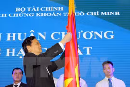 Prime Minister Nguyen Tan Dung presents First Class Labour Order to HCM City Stock Exchange (Source: VNA)