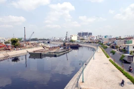 Mud dredging at the canal (Photo: VNA)