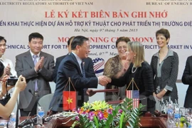 Representatives from the Electricity Regulatory Authority of Vietnam (ERAV) and he US Bureau of Energy Resources (ENR) signed the MoU on providing technical support to develop the competitive electricity market in Vietnam (Source: VNA)