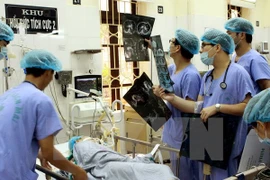 Doctors give diagnosis to a heart disease patient (Photo: VNA)