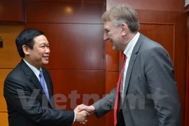 Head of the Party Central Committee’s Economic Commission Vuong Dinh Hue and Chairman Bernd Lange. Source: VNA