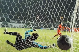 Vietnamese girls crowned by penalty kicks