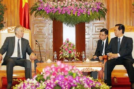 Prime Minister Nguyen Tan Dung (R) receives Former UK Prime Minister Tony Blair in Hanoi. Photo: VNA