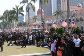 Thousands of people gather at the Independence Square to commemorate the victims (Photo: VNA)