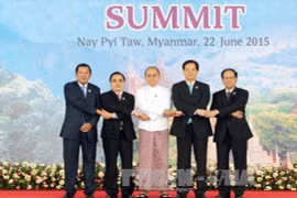 Prime Minister Nguyen Tan Dung (second from right), ASEAN Secretary General Le Luong Minh (first, right), and other leaders at the CLMV Summit (Photo: VNA)