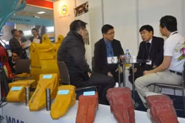 Participants exchange at the event (Photo: VNA)