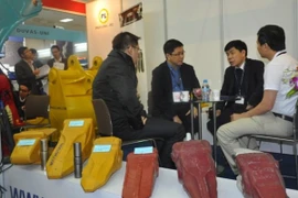 Participants exchange at the event (Photo: VNA)