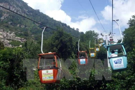 Cable cars carry tourists to Ba Den mountain (Photo: VNA)