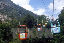 Cable cars carry tourists to Ba Den mountain (Photo: VNA)